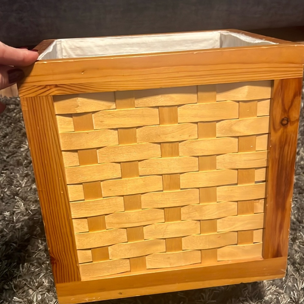 Trash bin made of wood 🪵